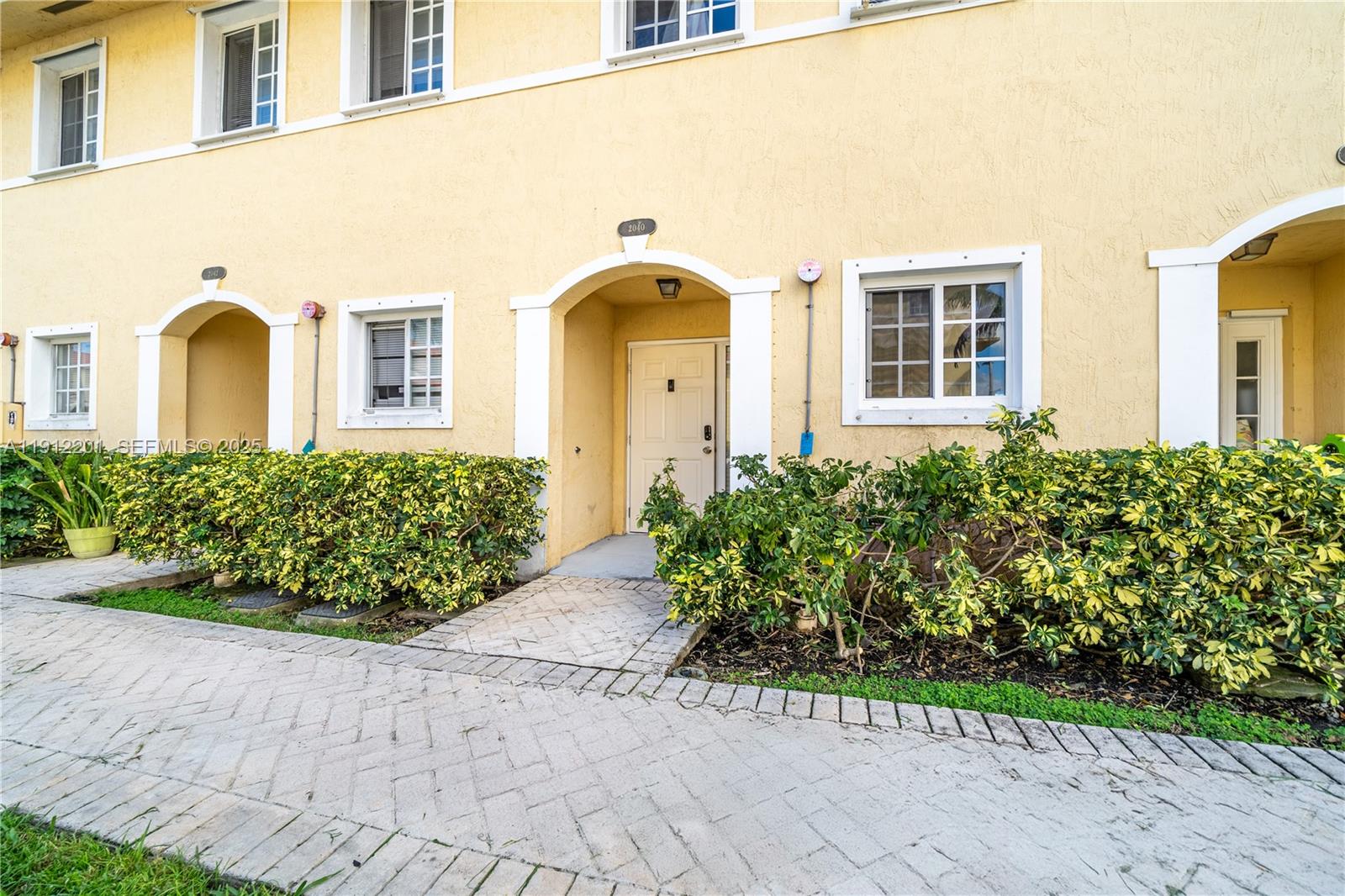 AQUA VISTA TOWNHOMES COND - Residential