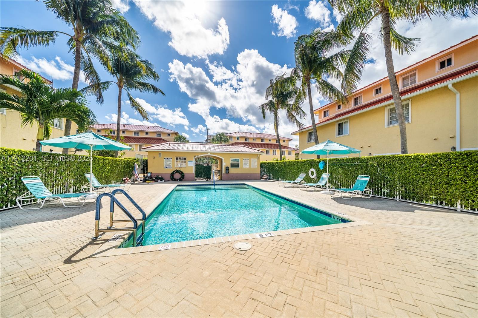 AQUA VISTA TOWNHOMES COND - Residential