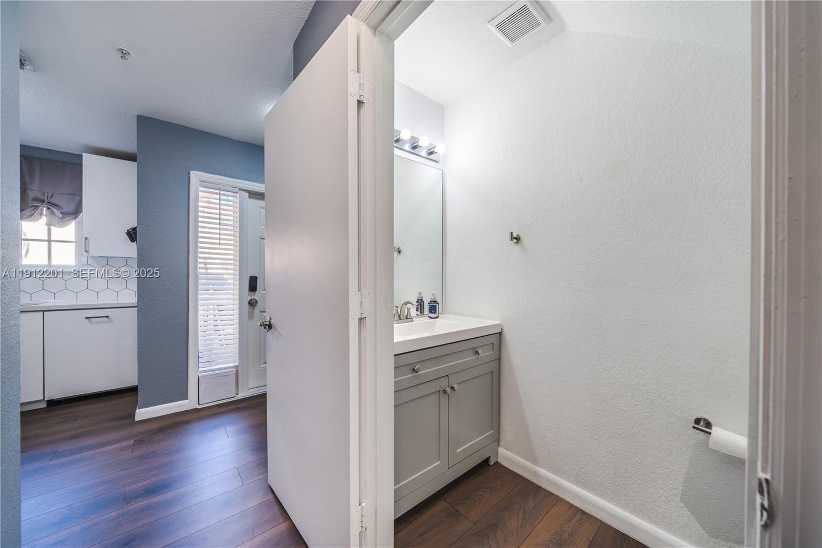 AQUA VISTA TOWNHOMES COND - Residential