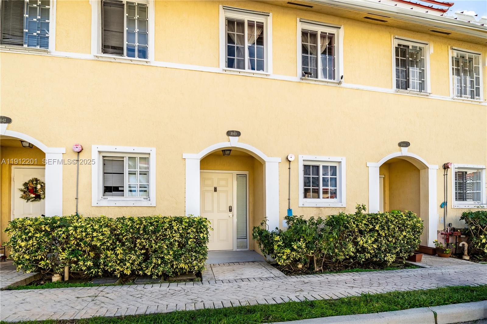 AQUA VISTA TOWNHOMES COND - Residential