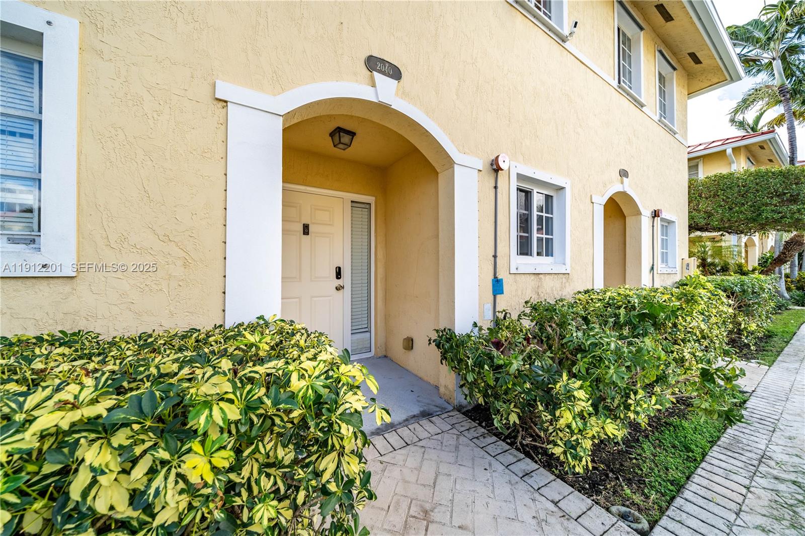 AQUA VISTA TOWNHOMES COND - Residential