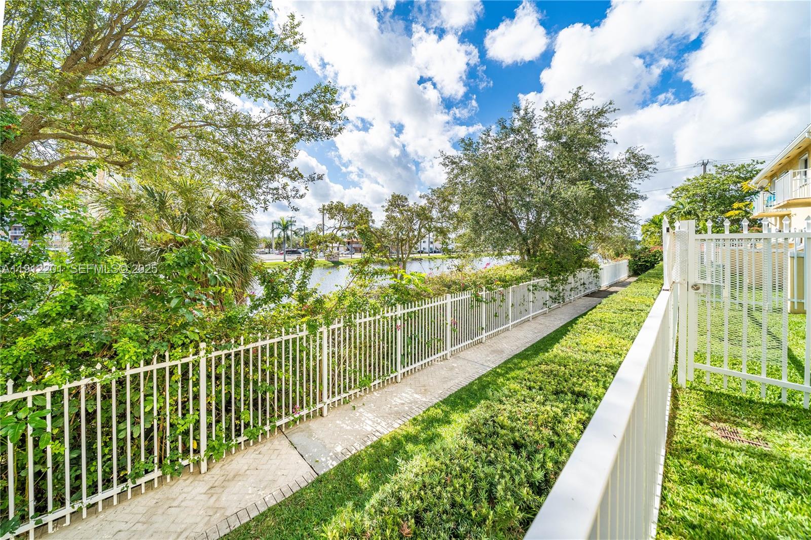 AQUA VISTA TOWNHOMES COND - Residential