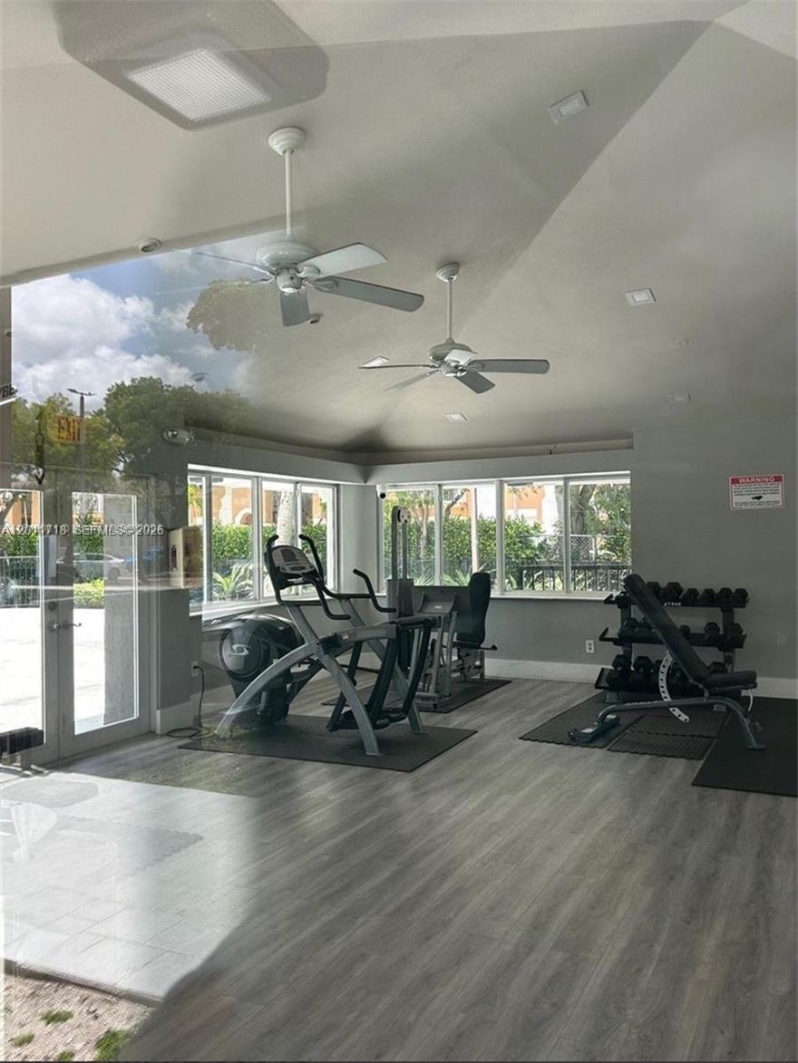 Unit in convenient location, near highways and shopping.
Laundry locate inside unit. Community with amenities including swimming pool, gym and more. Easy to show.