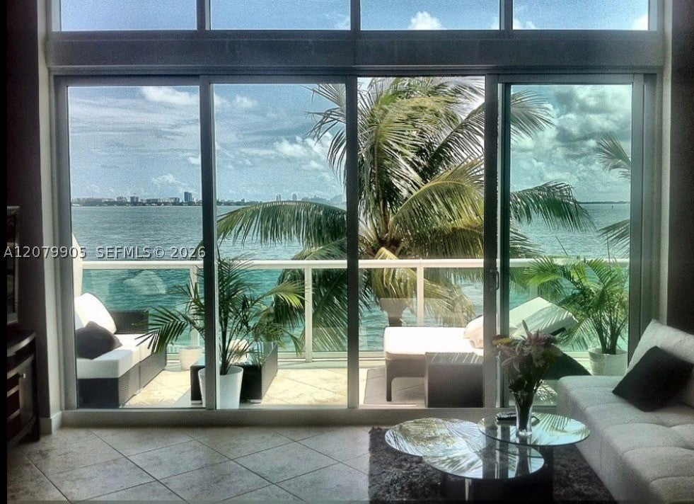 2000 Bay Dr 208