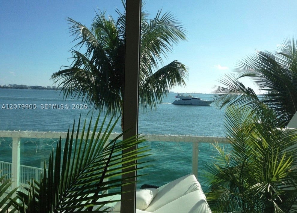 2000 Bay Dr 208
