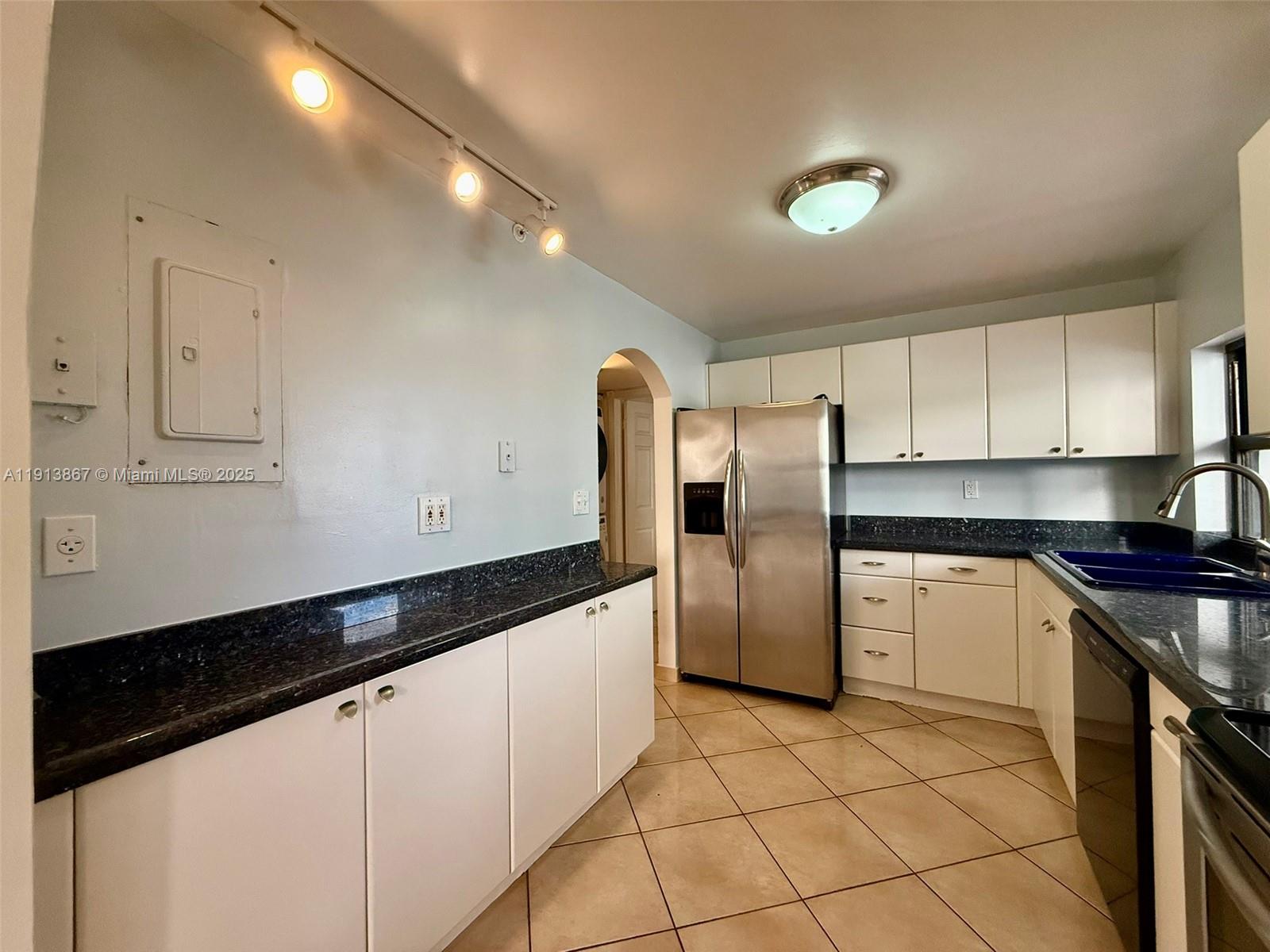 BAYVIEW TOWER CONDO - Residential Lease