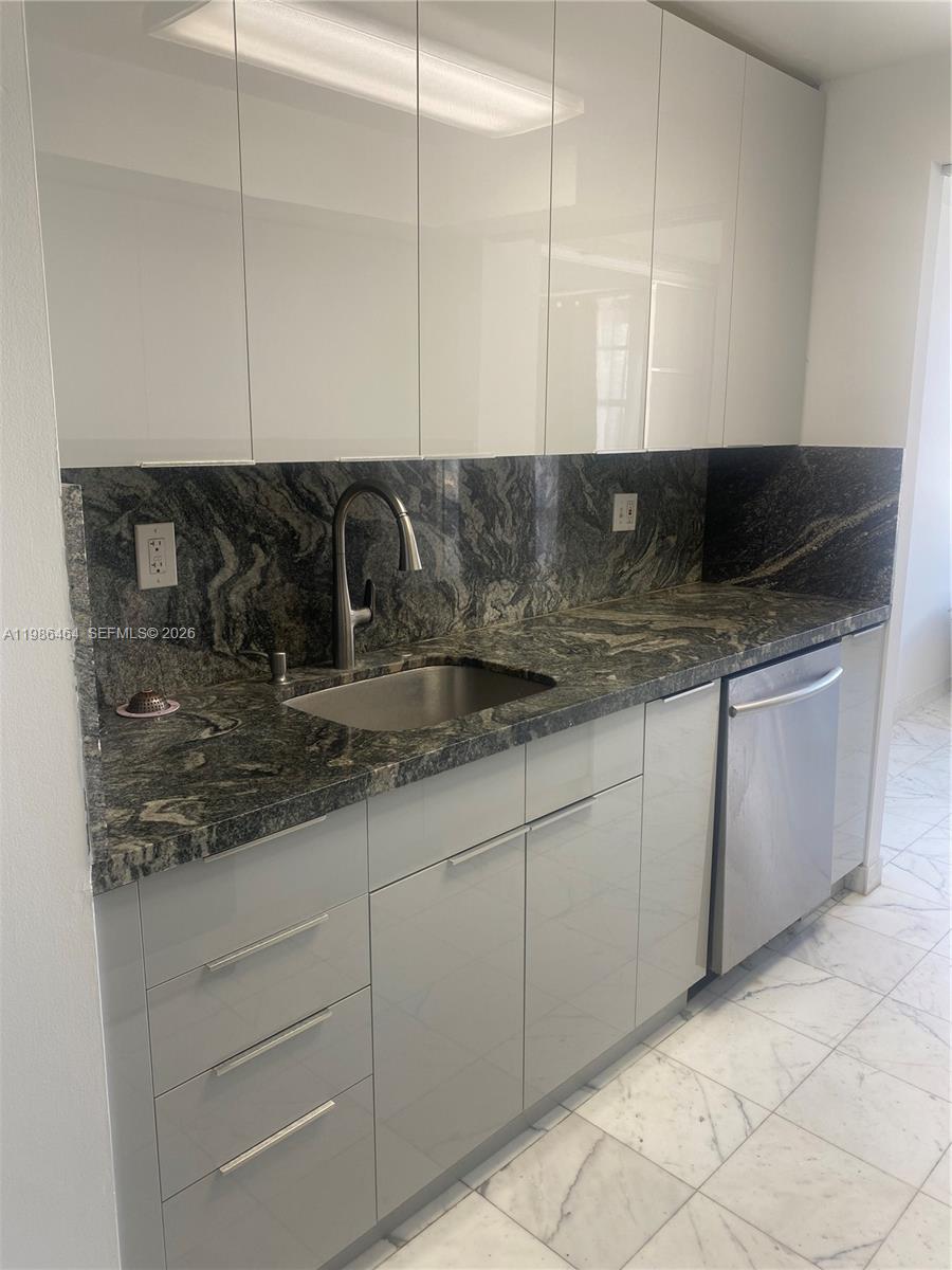 WINSTON TOWER 300 CONDO - Residential Lease