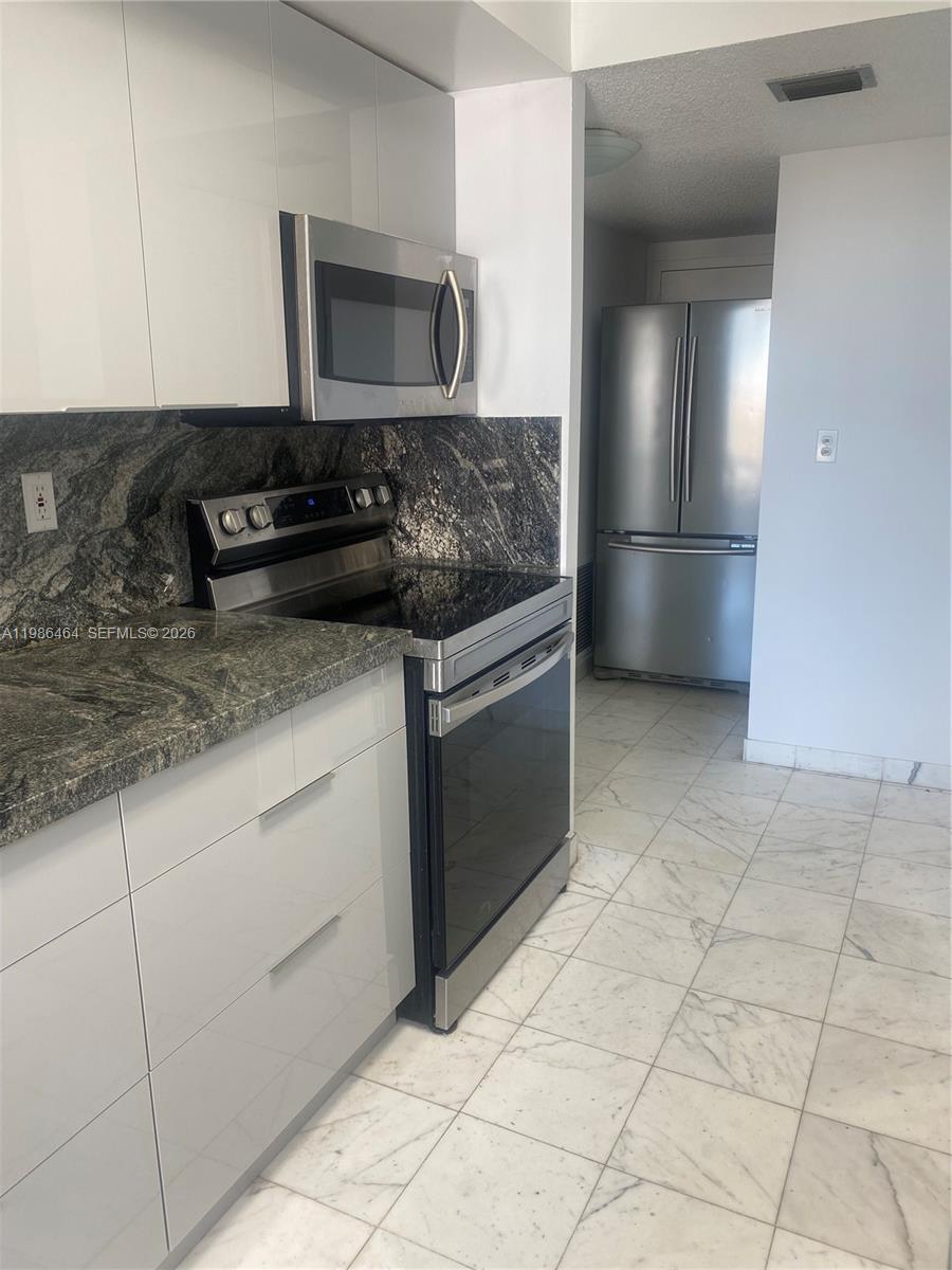 WINSTON TOWER 300 CONDO - Residential Lease