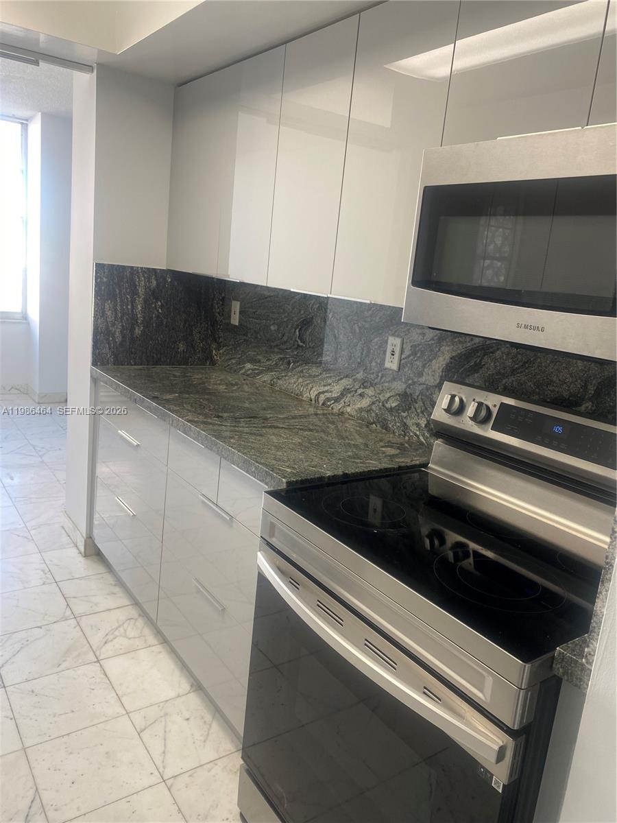 WINSTON TOWER 300 CONDO - Residential Lease