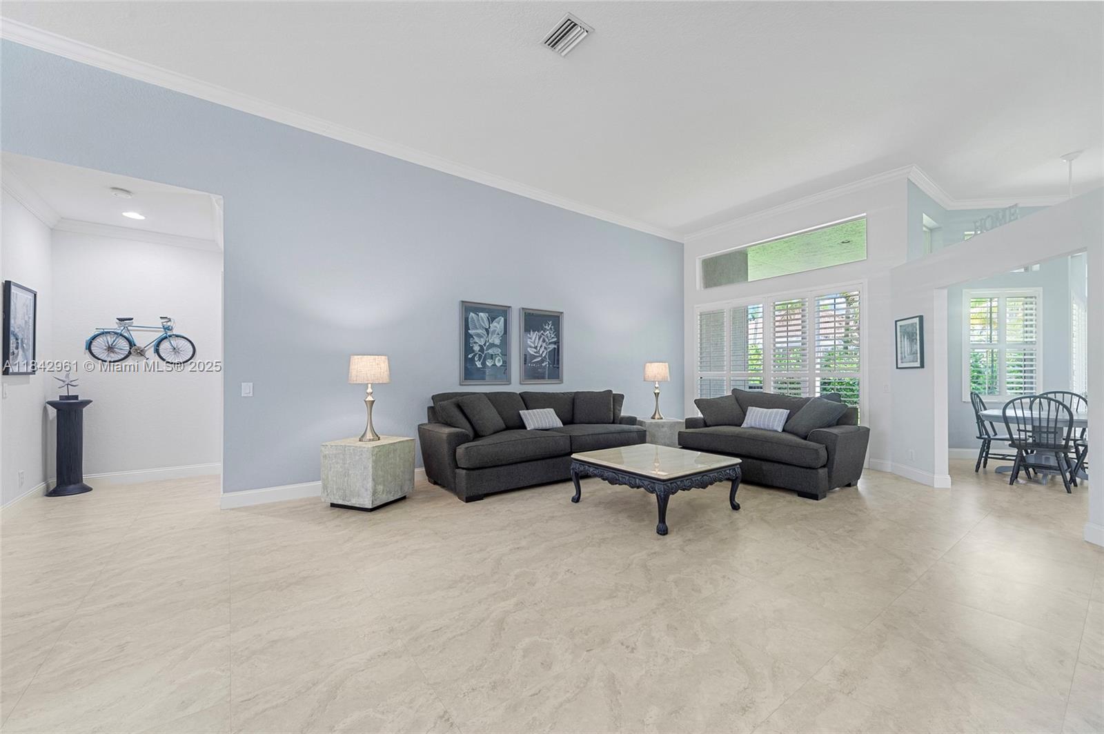 2530 Hunters Run Way, Weston, FL, 33327/$1,395,000 1 2530 Hunters Run Way