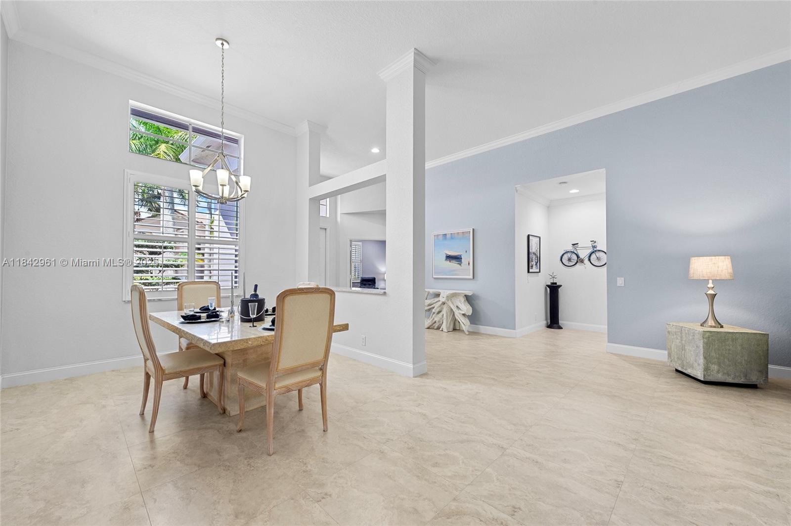 2530 Hunters Run Way, Weston, FL, 33327/$1,395,000 3 2530 Hunters Run Way