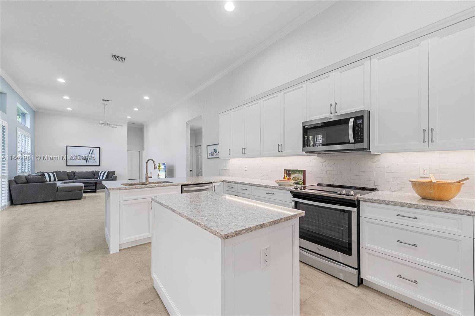 2530 Hunters Run Way, Weston, FL, 33327/$1,395,000 4 2530 Hunters Run Way