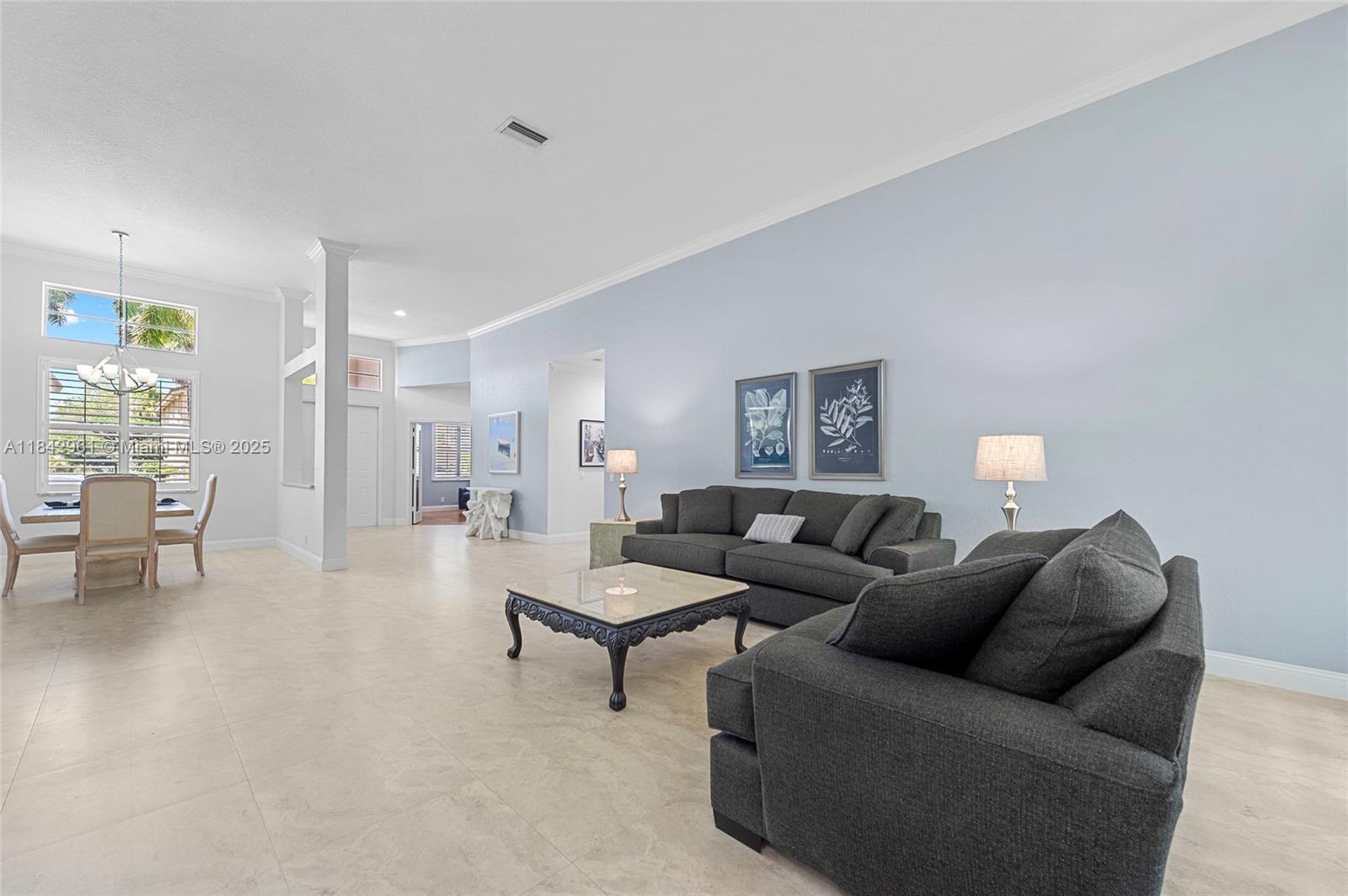 2530 Hunters Run Way, Weston, FL, 33327/$1,395,000 2 2530 Hunters Run Way