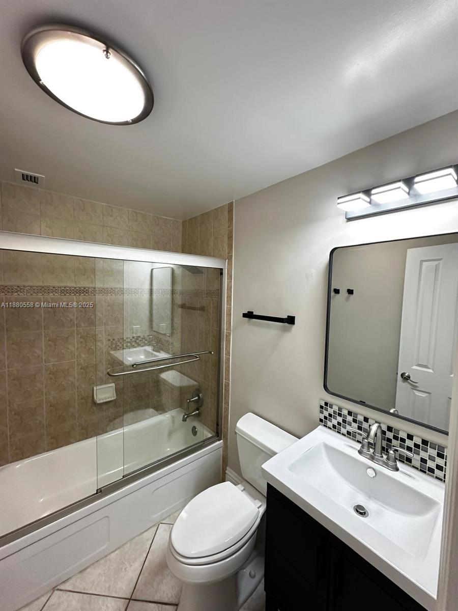 WATERSIDE ON THE INTRACOA - Residential