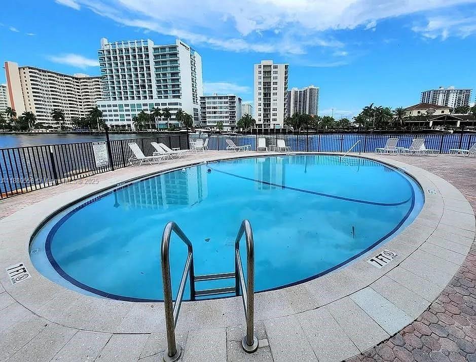 WATERSIDE ON THE INTRACOA - Residential