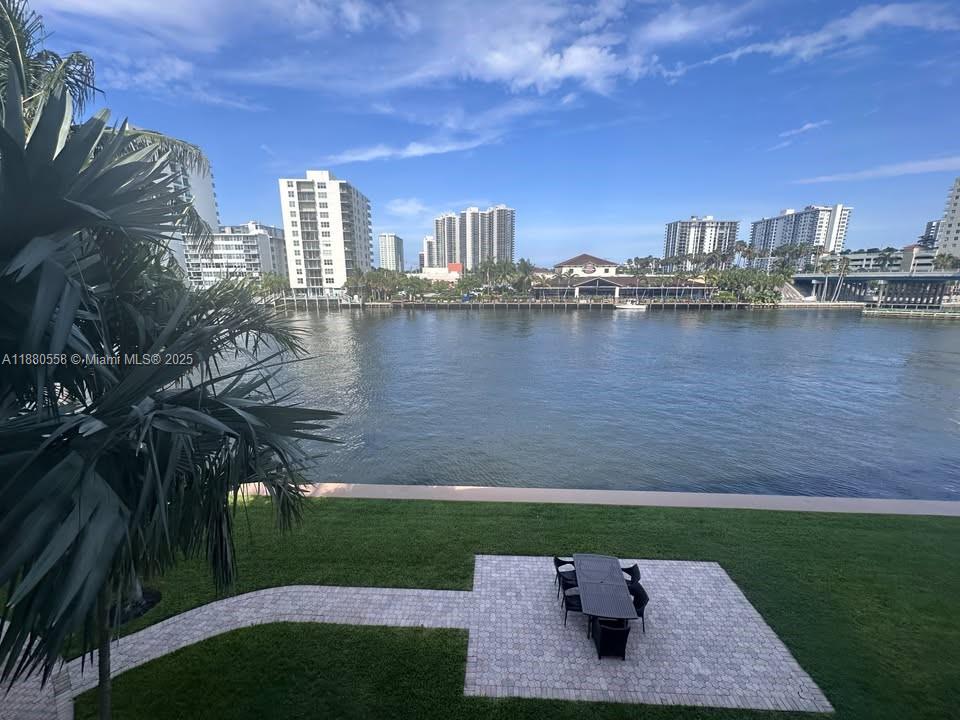 WATERSIDE ON THE INTRACOA - Residential