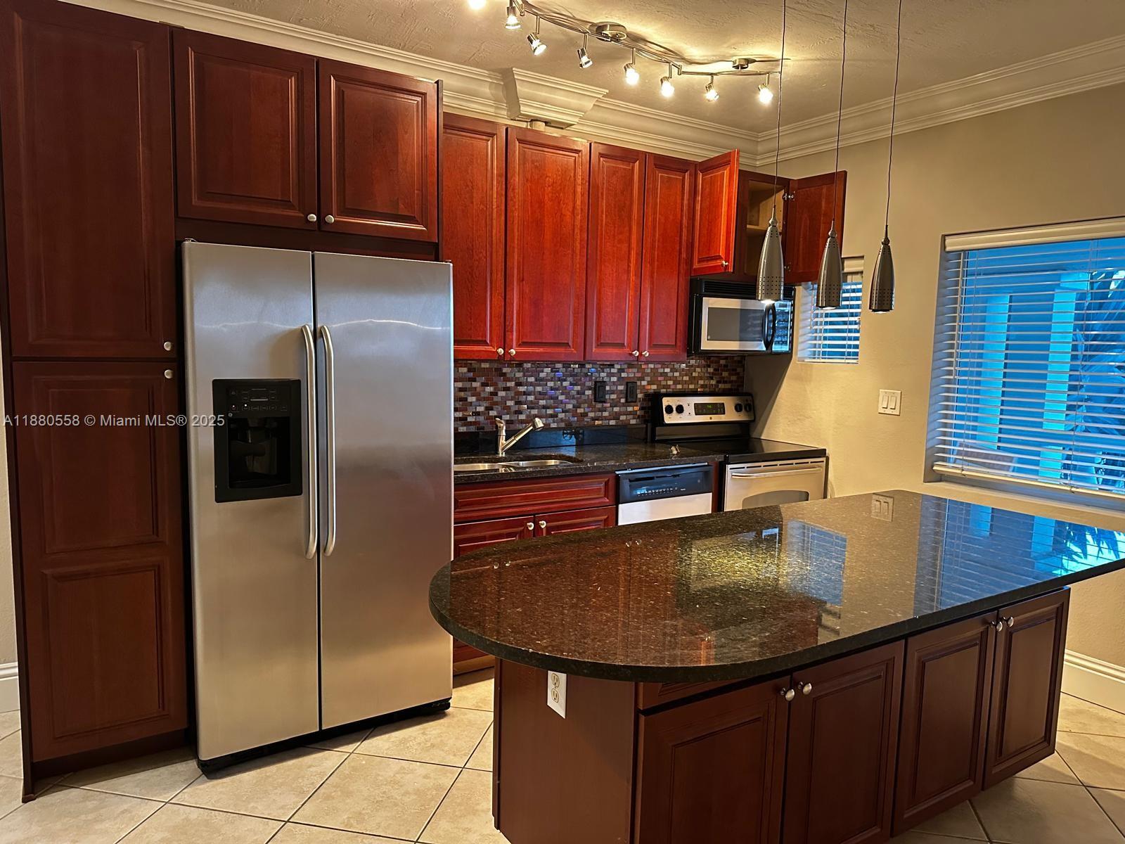 WATERSIDE ON THE INTRACOA - Residential