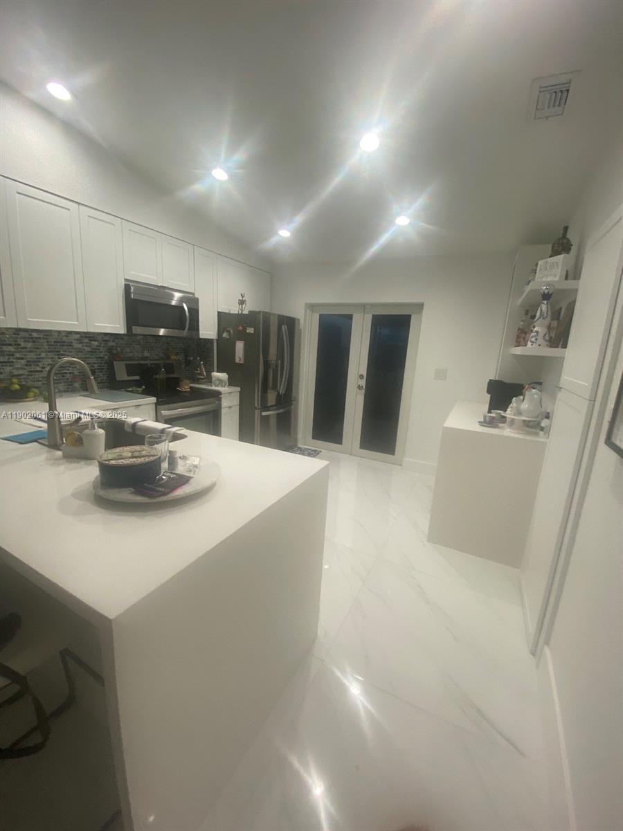 7539 NW 173rd Ter, Hialeah, FL, 33015/$530,000 2 7539 NW 173rd Ter