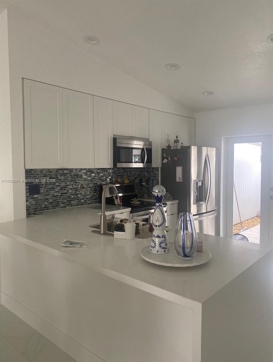 7539 NW 173rd Ter, Hialeah, FL, 33015/$530,000 4 7539 NW 173rd Ter