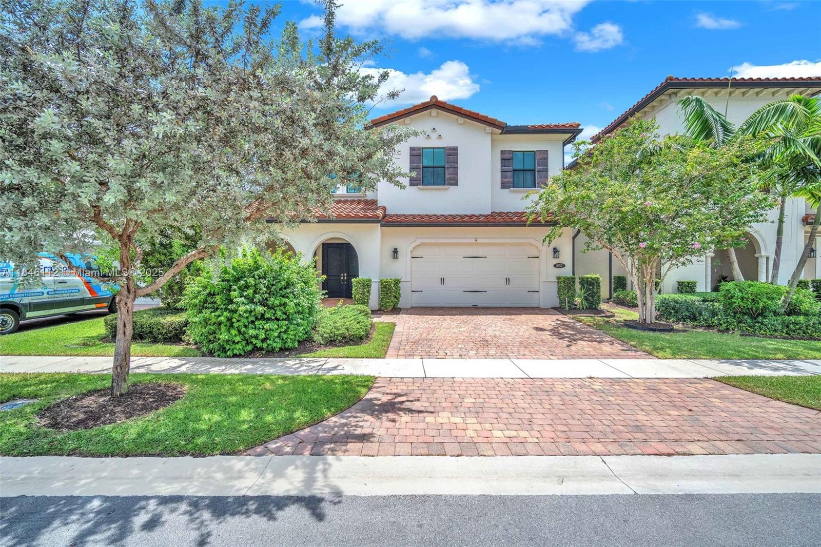 Especially nice 4 Bed/3.5 Bath spacious family home with beautiful kitchen & master plus spacious back yard in a very well kept community. Kitchen offers white quartz counters & cupboards, wall ovens & countertop stove, large curved center isle, special lighting and large pantry. Large master, has dual closets & bath with attractive grey cabinets, glass enclosed rain shower, soak tub & more. Other key features include elegant window treatments throughout, lots of below stair storage space, large mezzanine & laundry with tub & closets. Bed & full bath downstairs plus garage has prepped floor and plenty storage spaces. Community offers heated pool & gym + party space with full kitchen. Home is walking distance to stores & close to I 75.