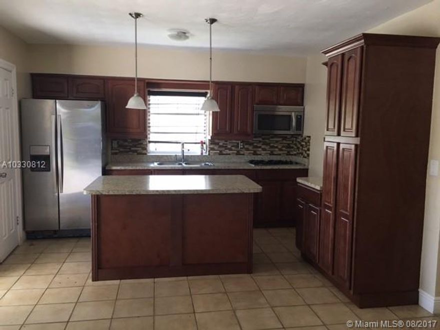 GREAT CENTRALLY LOCATED 3/1 WITH YARD , ALL TILE, UPDATED KITCHEN AND BATHROOM. WATER AND ELECTRICITY INCLUDED. WONT LAST CALL TODAY. AVAILABLE TO MOVE IN FOR SEPTEMBER 1ST