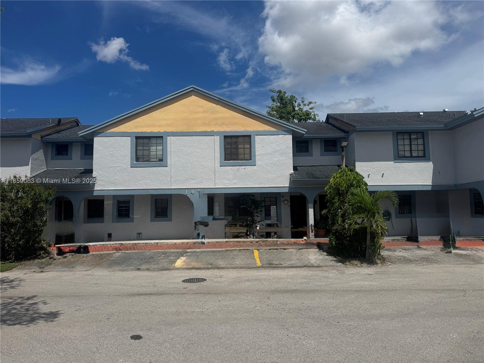 Inviting 2-bedroom, 2-bathroom townhouse featuring a large backyard. Modernized bathrooms and tiled flooring throughout. Conveniently situated near major highways, excellent schools, and local parks.