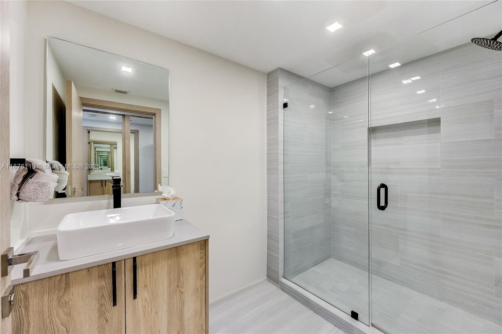 2000 ISL BLVD WILLIAMS IS - Residential