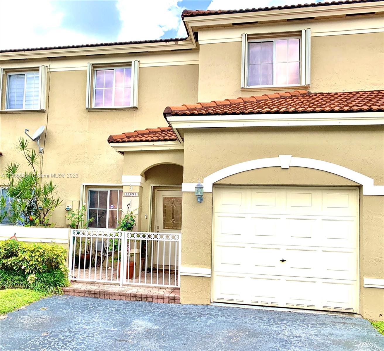 Beautiful townhouse 3 beds / 2.5 bath! Remodeled Kitchen and baths! Great location in Kendall, close to the Miami Zoo! Huge patio!