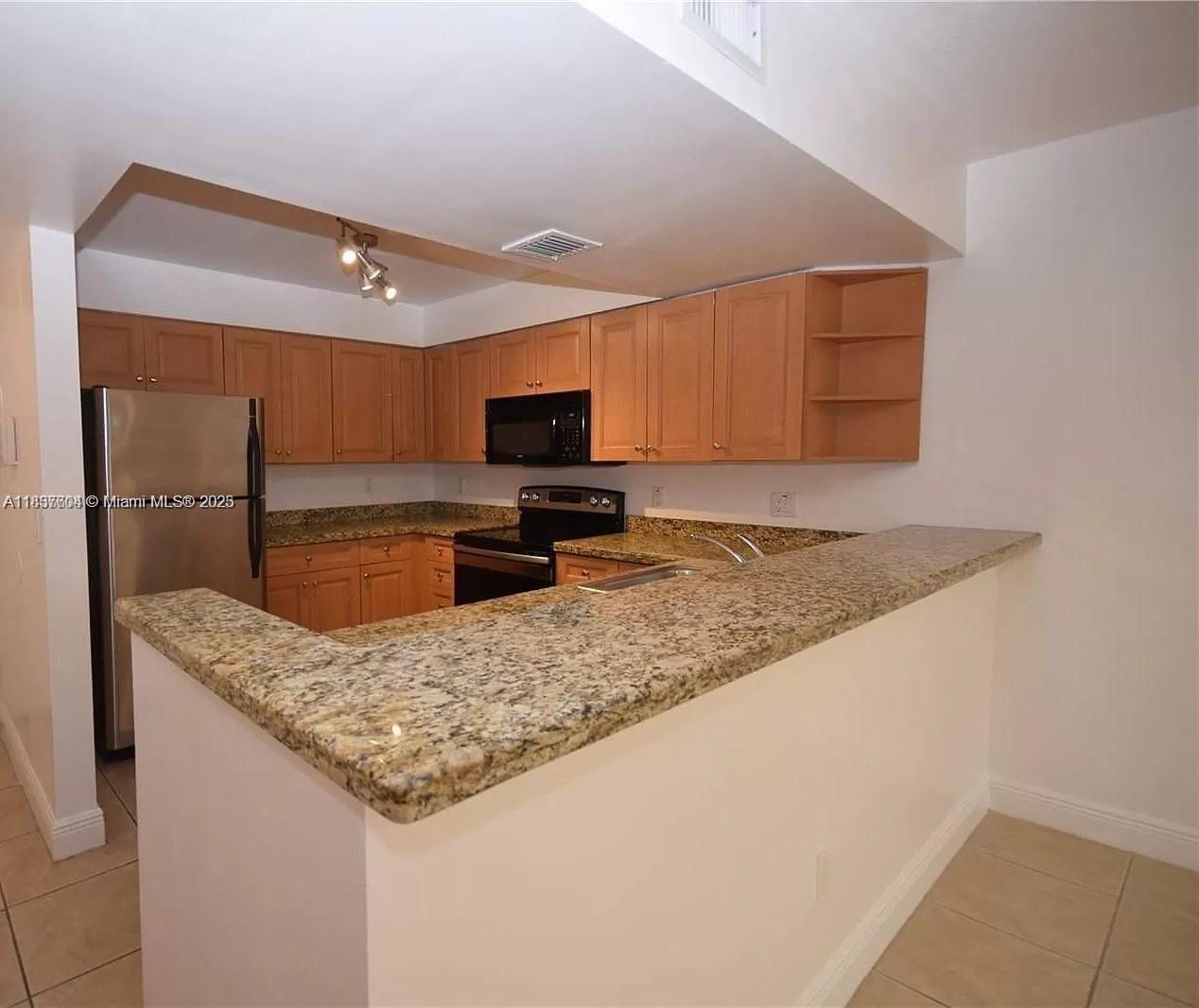 Amazing 1 bedroom 1 bathroom in Doral Gardens II Condo. Beautiful kitchen with wood cabinets, stainless steel
appliances and Granite counter top. Excellent amenities fitness center, tennis court, community pool and near to
A+ Schools, Close to major highways, minutes to Miami International Airport, shopping malls, Restaurants and
more Don't miss out this opportunity to live in Doral!