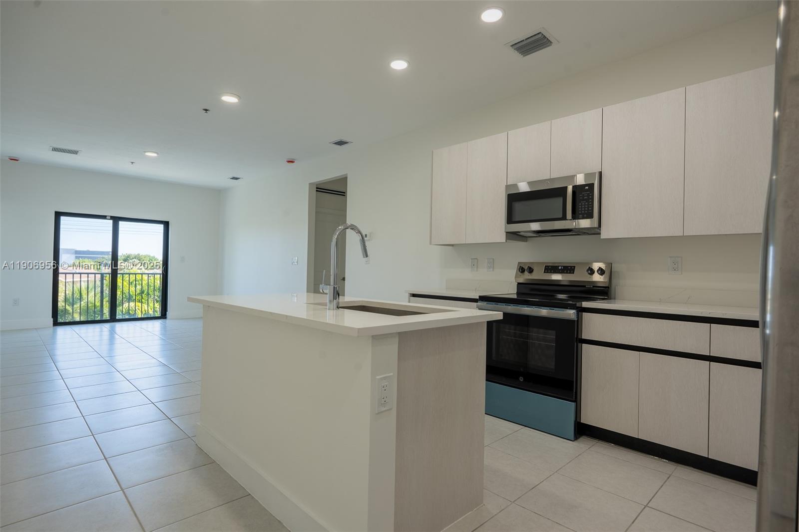 DOWNTOWN DORAL SOUTH PHAS - Residential Lease