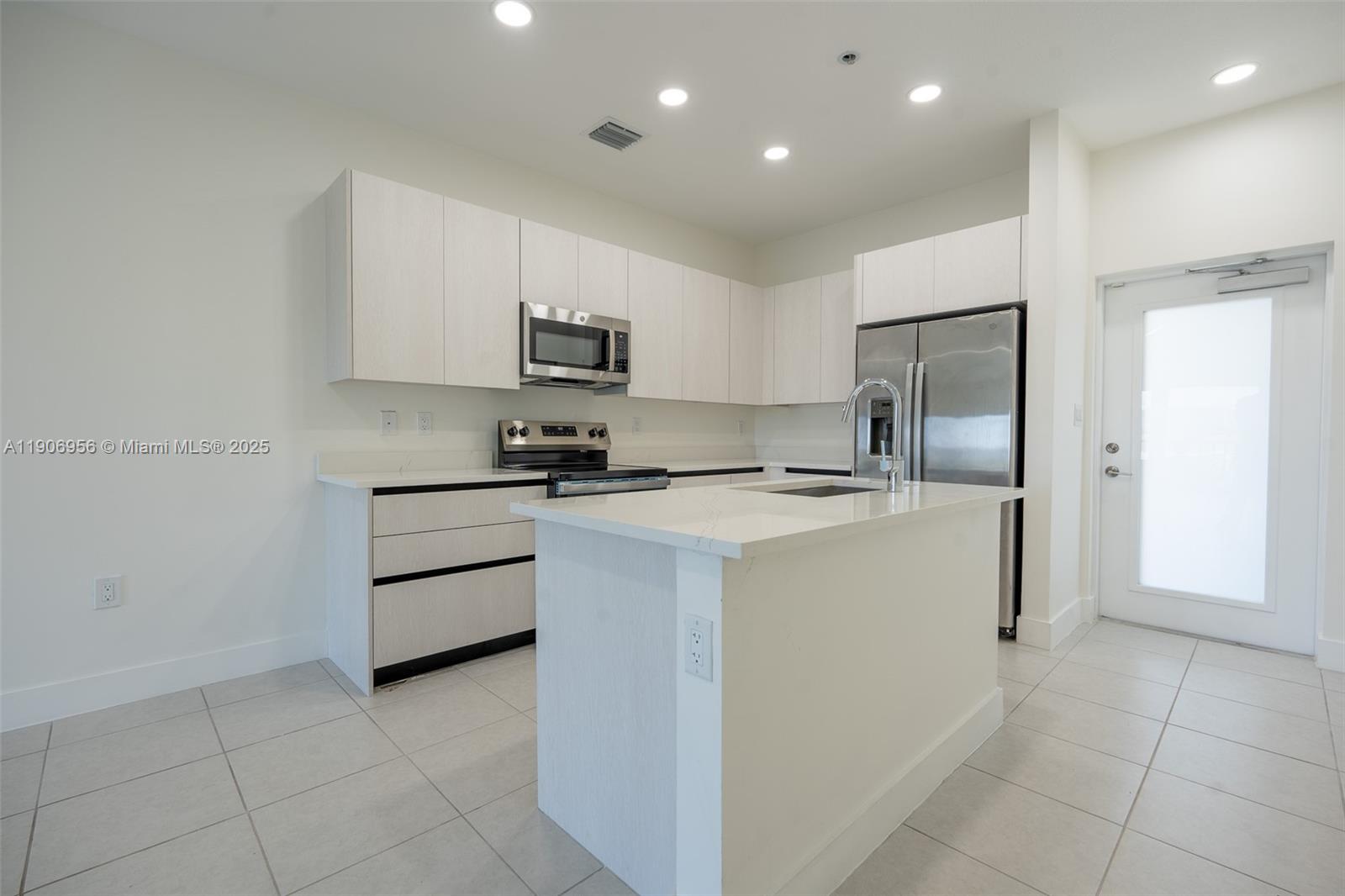 DOWNTOWN DORAL SOUTH PHAS - Residential Lease