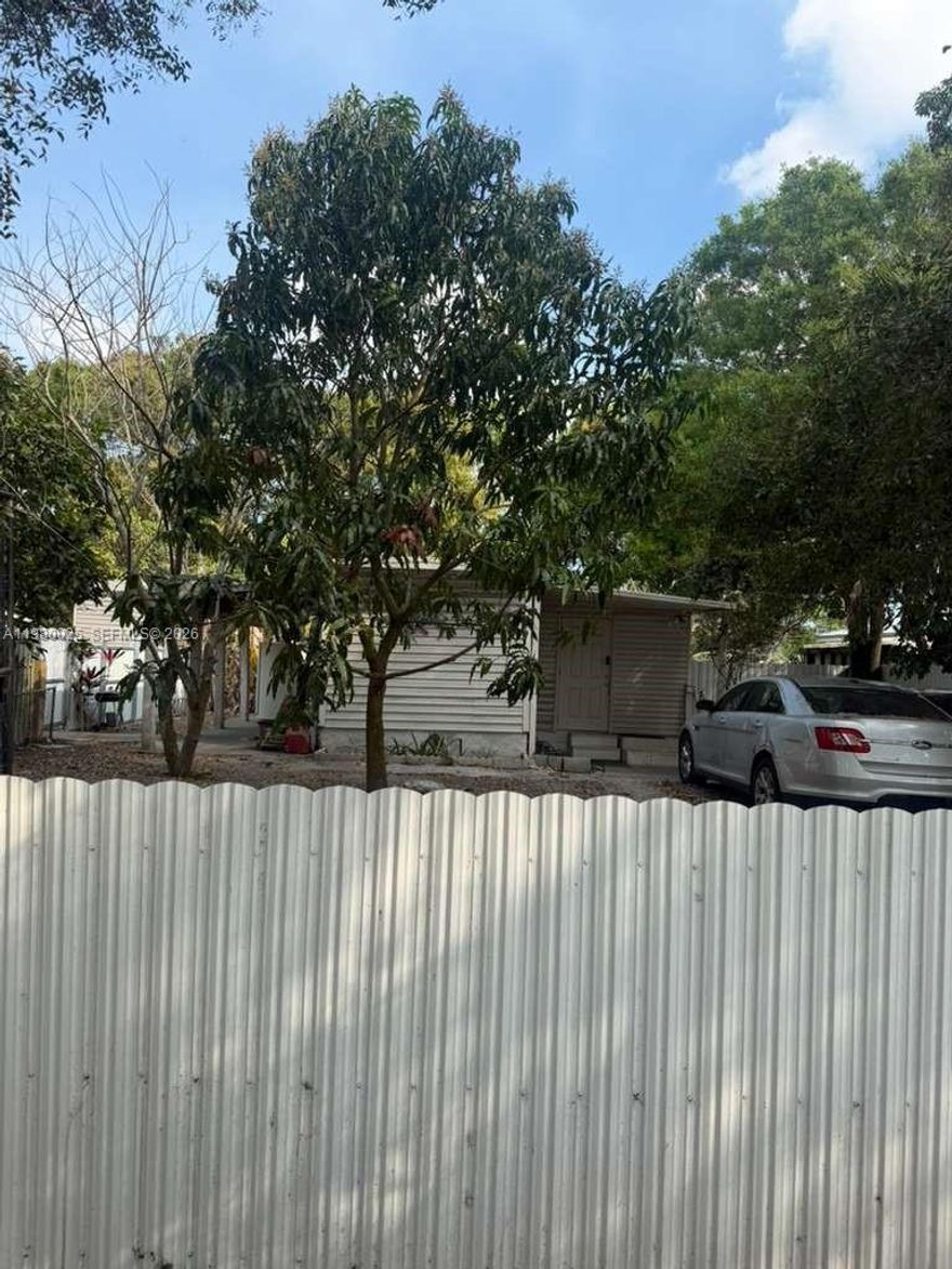 Excellent investment opportunity. Property with great potential to generate income or increase in value with improvements, Ideal for investors looking to rent. Located in an area with good growth potential and high demand. Schedule your visit today. Cash only