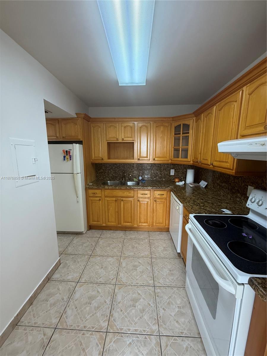 Beautiful 1 Bedroom / 1.5 Bathroom Condo – North Miami Beach. This spacious unit is located on the 8th floor, featuring a nice kitchen and tile floors throughout. The building offers secured access with surveillance, providing comfort and peace of mind. Prime location – just minutes from 163rd Street Mall, the beach, and Aventura Mall.The building is currently undergoing remodeling and upgrades, which will further enhance its value. In addition, the hot water system is being replaced and is expected to be fully operational within approximately one month.
Don’t miss this great opportunity!