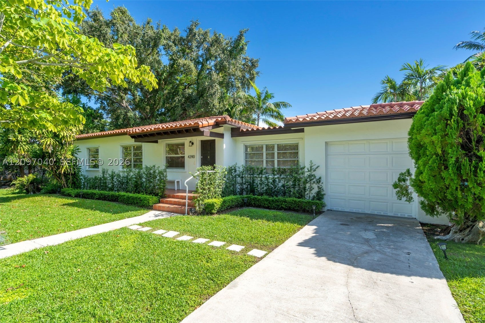 4390 SW 10th St 4390