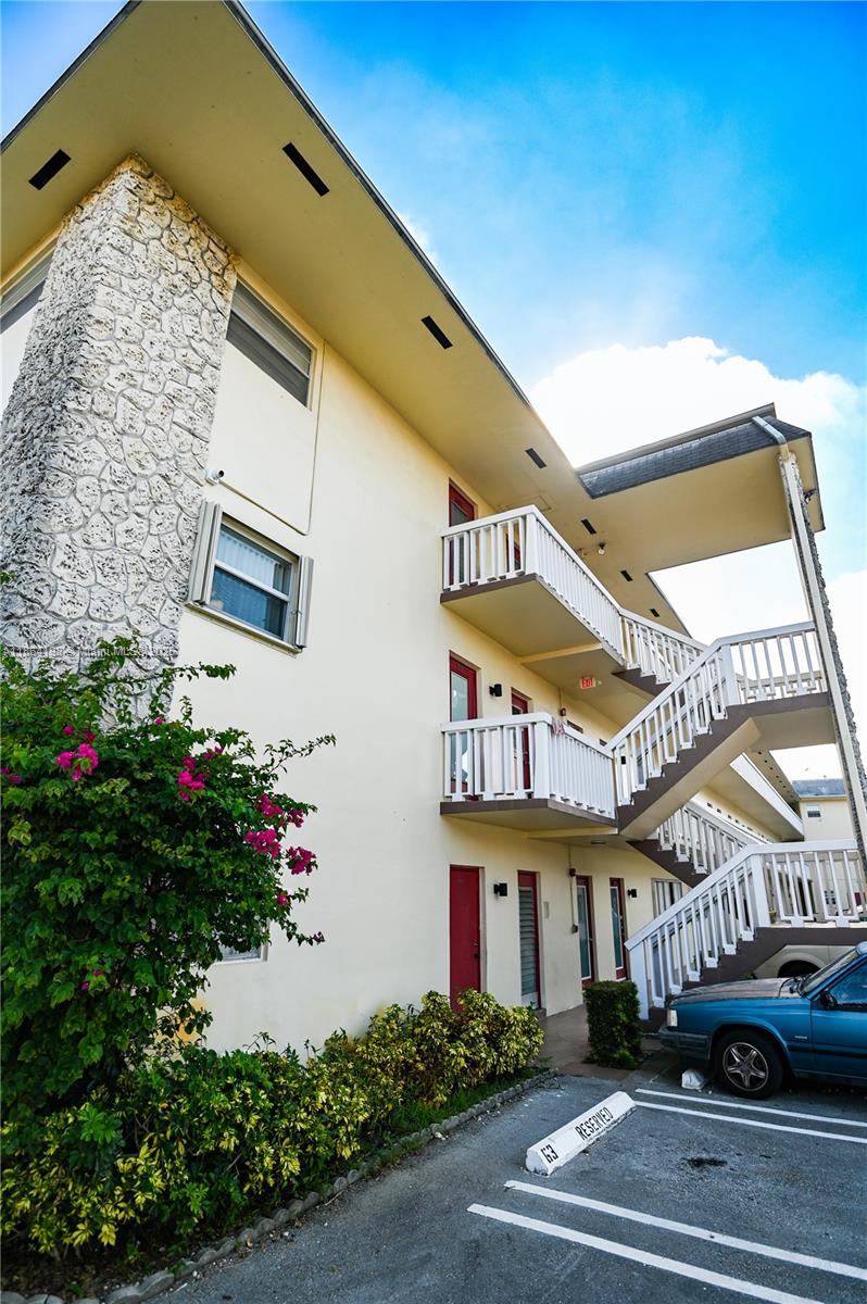 4441 NW 16th St J301