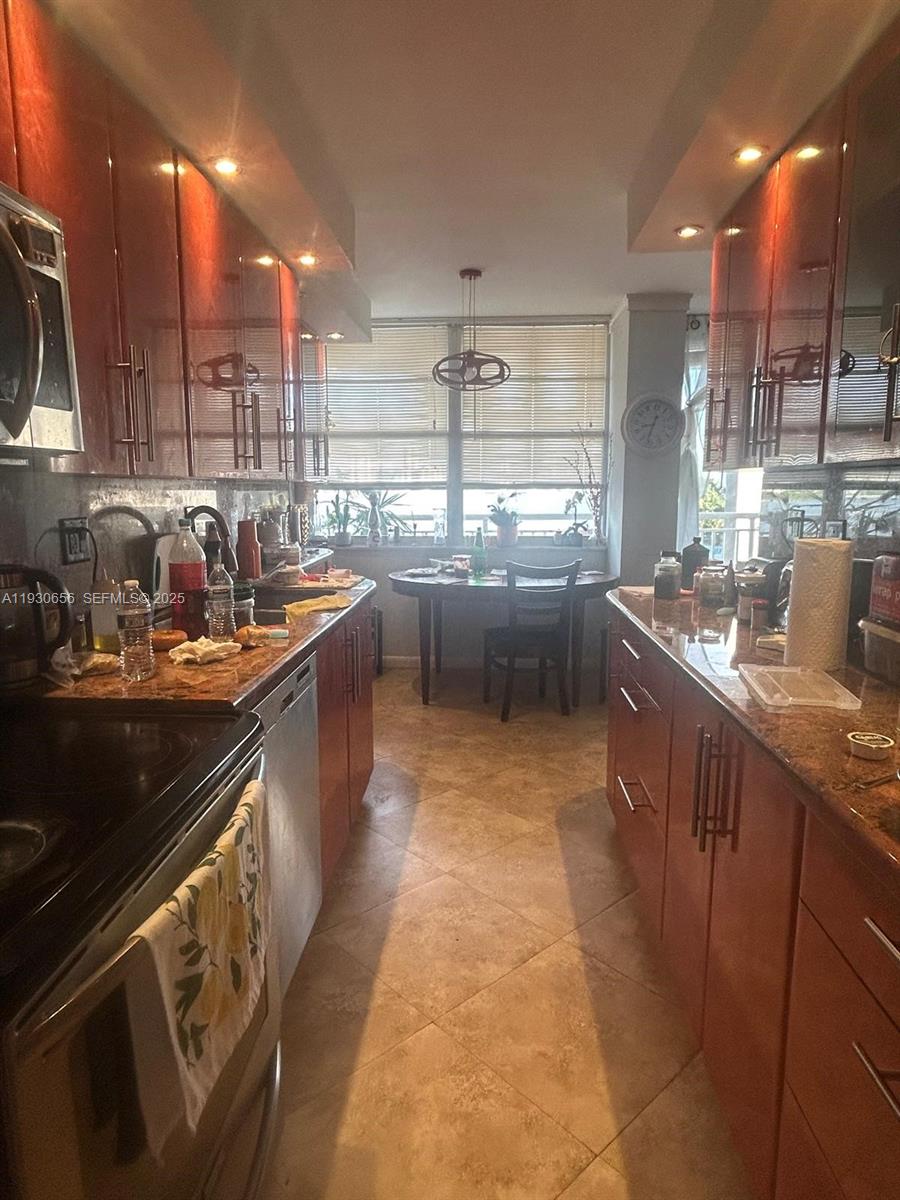 WINSTON TOWERS 200 - Residential