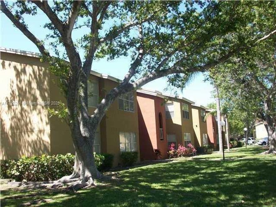 GREAT LOCATION IN PALM BEACH, CLOSE TO PREMIUN OUTLETS AND THE BEACHES, THE COMMUNITY  HAS HEATER POOL, SPA, GYM, GYM,AND SUM, UNIT IS CURRENTLY RENTED, FOR SHOWINGS CALL LISTING AGENT24-48 HOURS IN ADVANCE, GREAT FOR INVESTORS