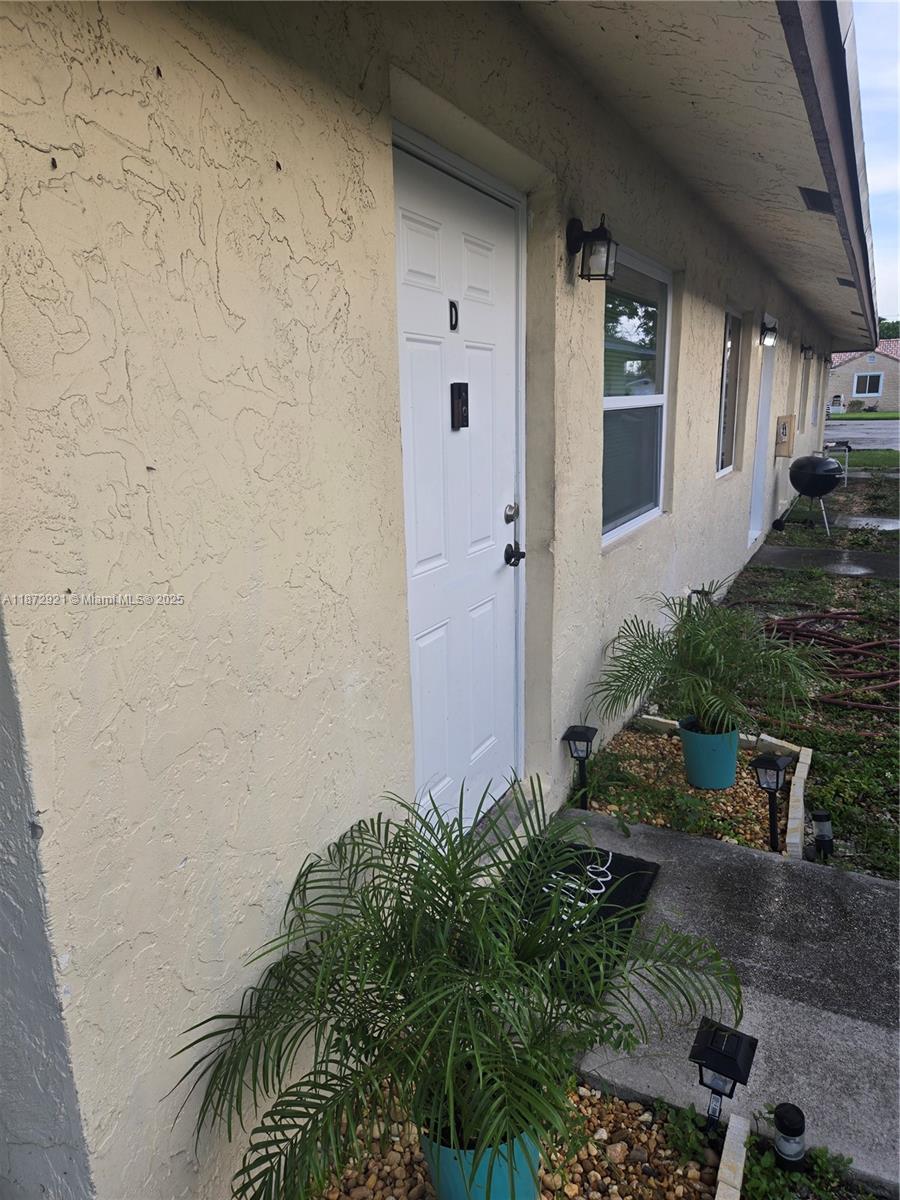 1/1 CLEAN - NEW PAINT - ALL TILE - 4 PLEX - PARKING - CLOSE TO CITY HALL - LARGE YARD - FIRST AND SECURITY ! SEE BROKERS REMARKS - TEXT ME