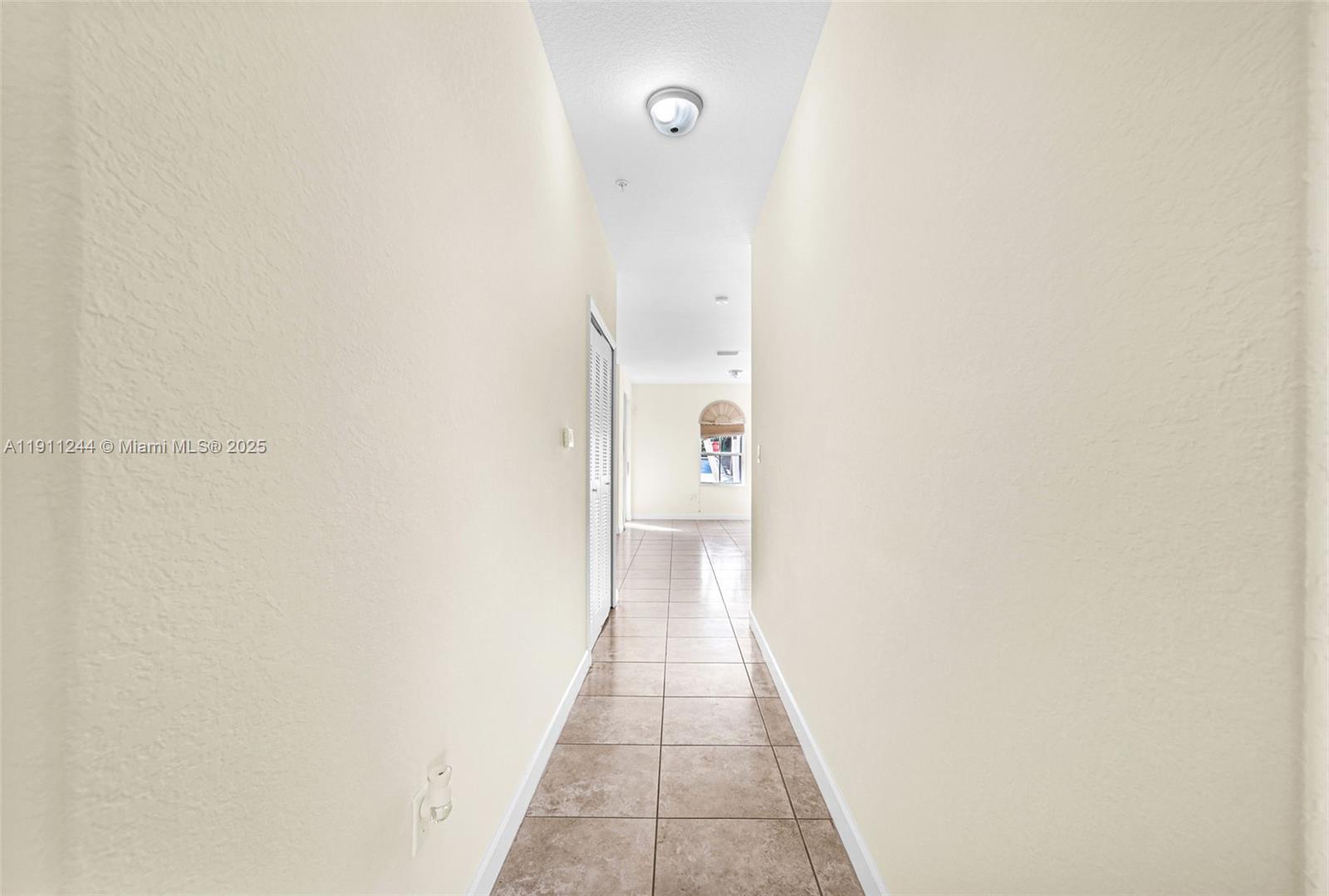 FONTAINBLEAU LAKES COURTY - Residential Lease