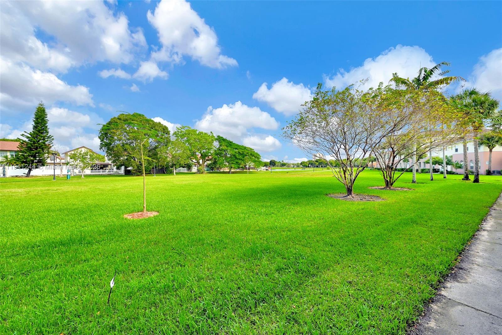 FONTAINBLEAU LAKES COURTY - Residential Lease