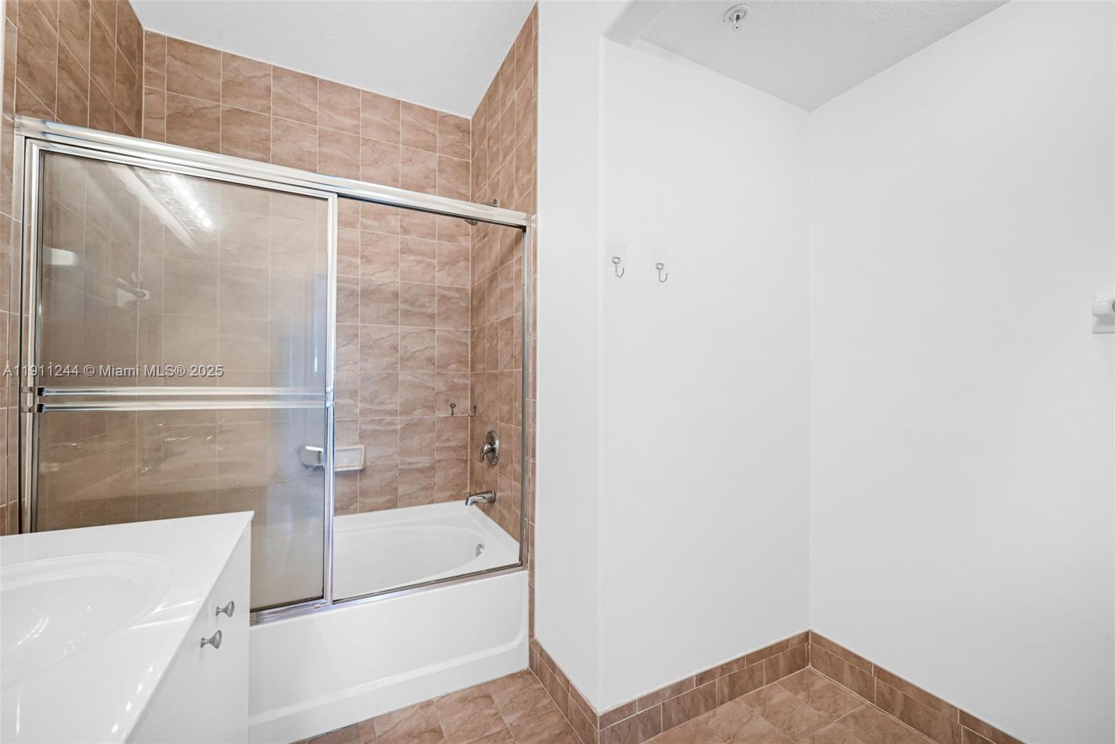 FONTAINBLEAU LAKES COURTY - Residential Lease