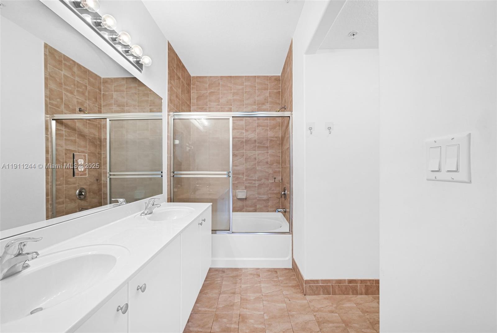 FONTAINBLEAU LAKES COURTY - Residential Lease