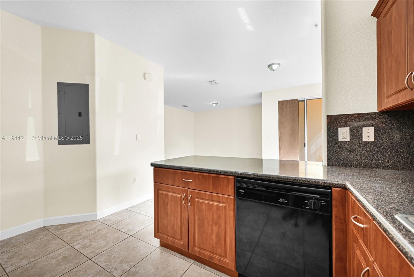 FONTAINBLEAU LAKES COURTY - Residential Lease