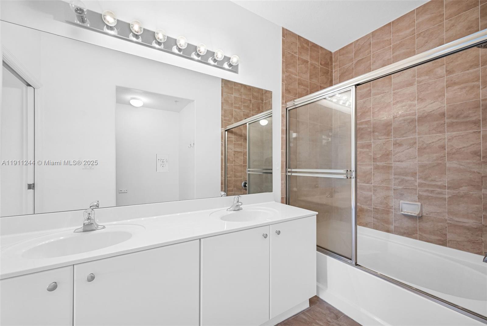 FONTAINBLEAU LAKES COURTY - Residential Lease