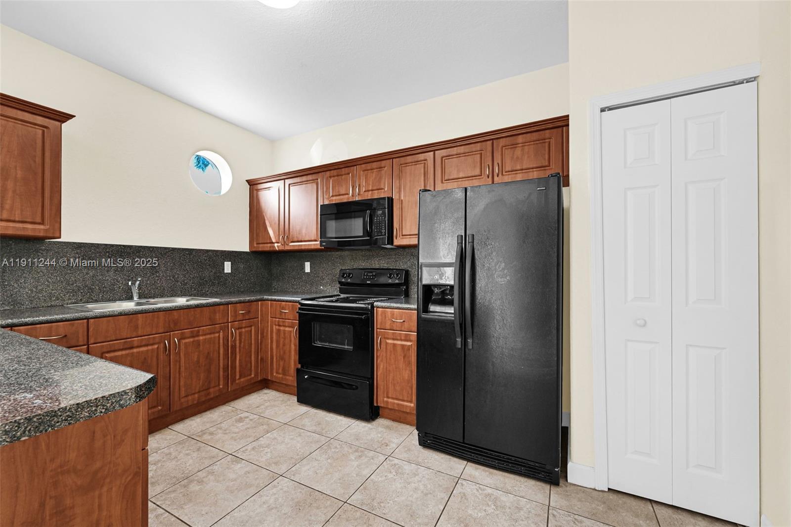 FONTAINBLEAU LAKES COURTY - Residential Lease