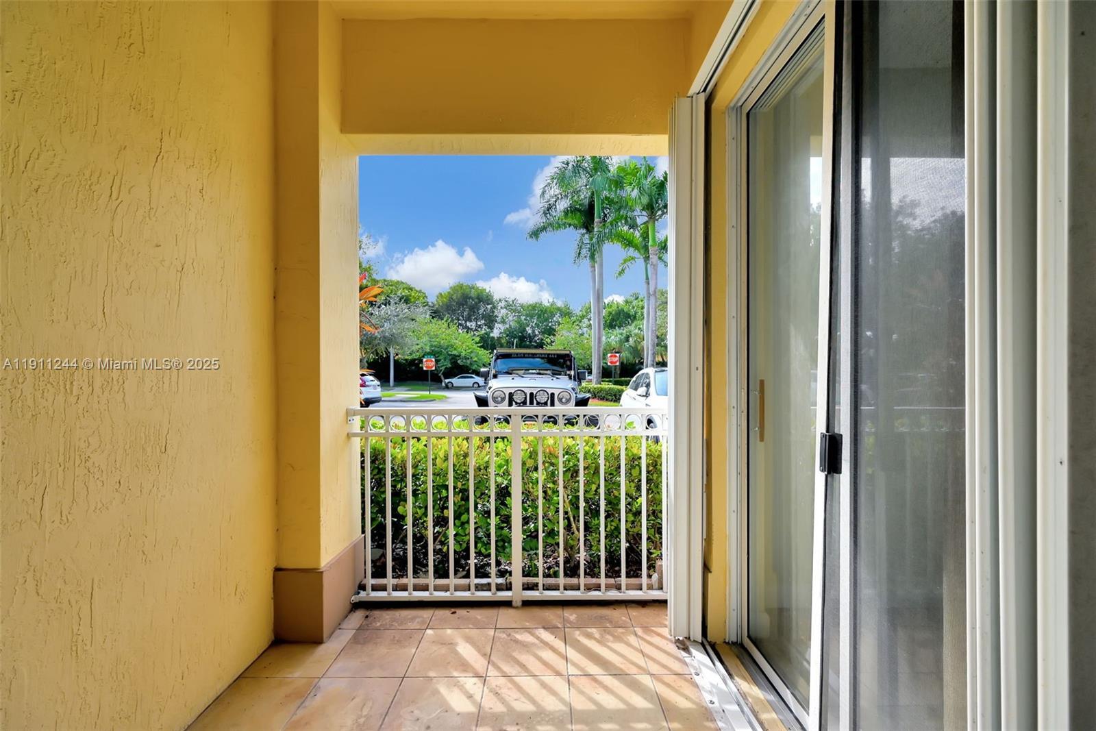 FONTAINBLEAU LAKES COURTY - Residential Lease