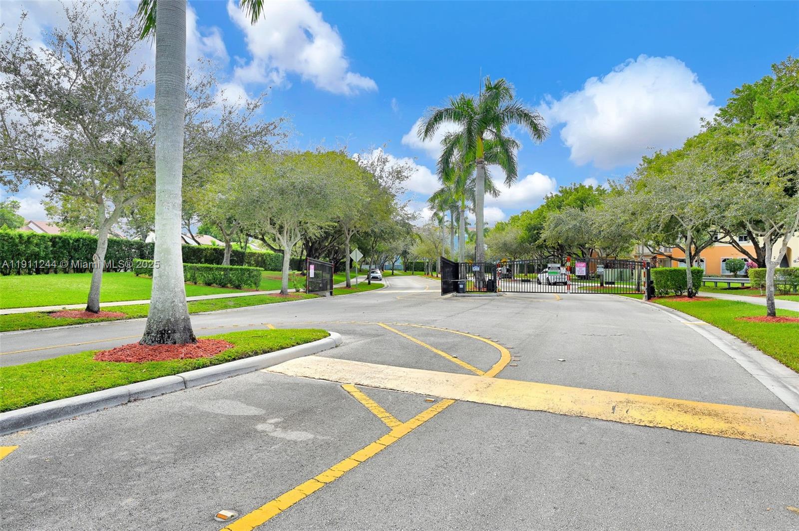 FONTAINBLEAU LAKES COURTY - Residential Lease