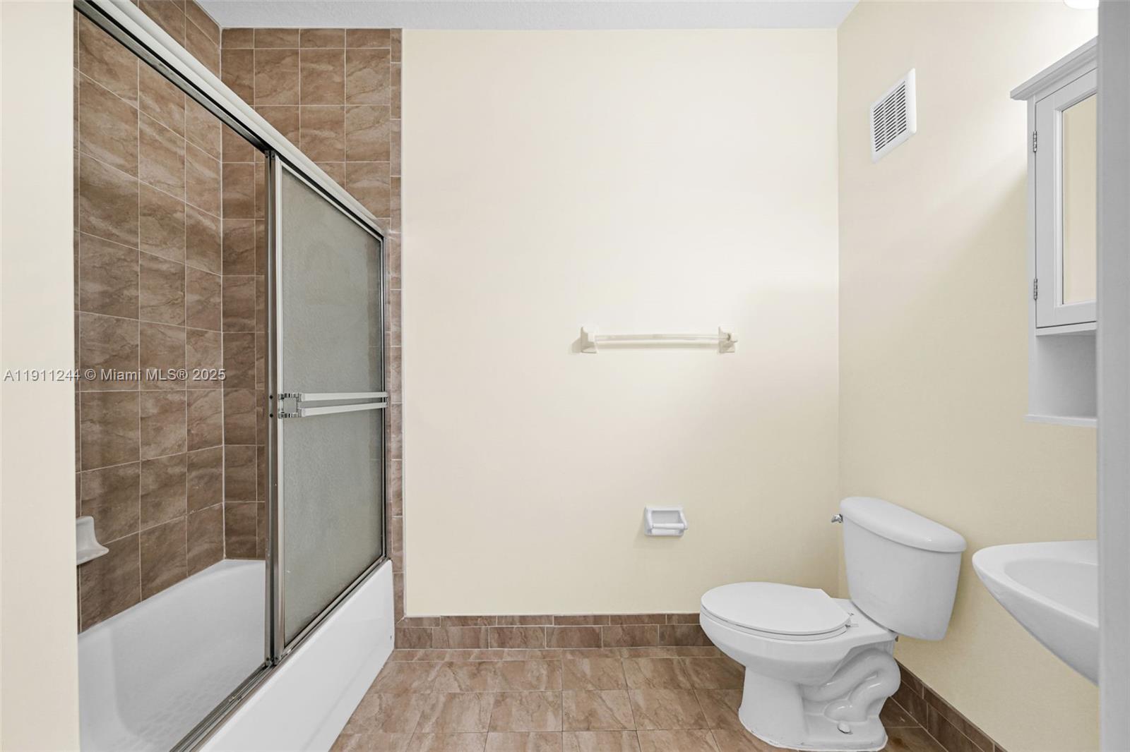 FONTAINBLEAU LAKES COURTY - Residential Lease