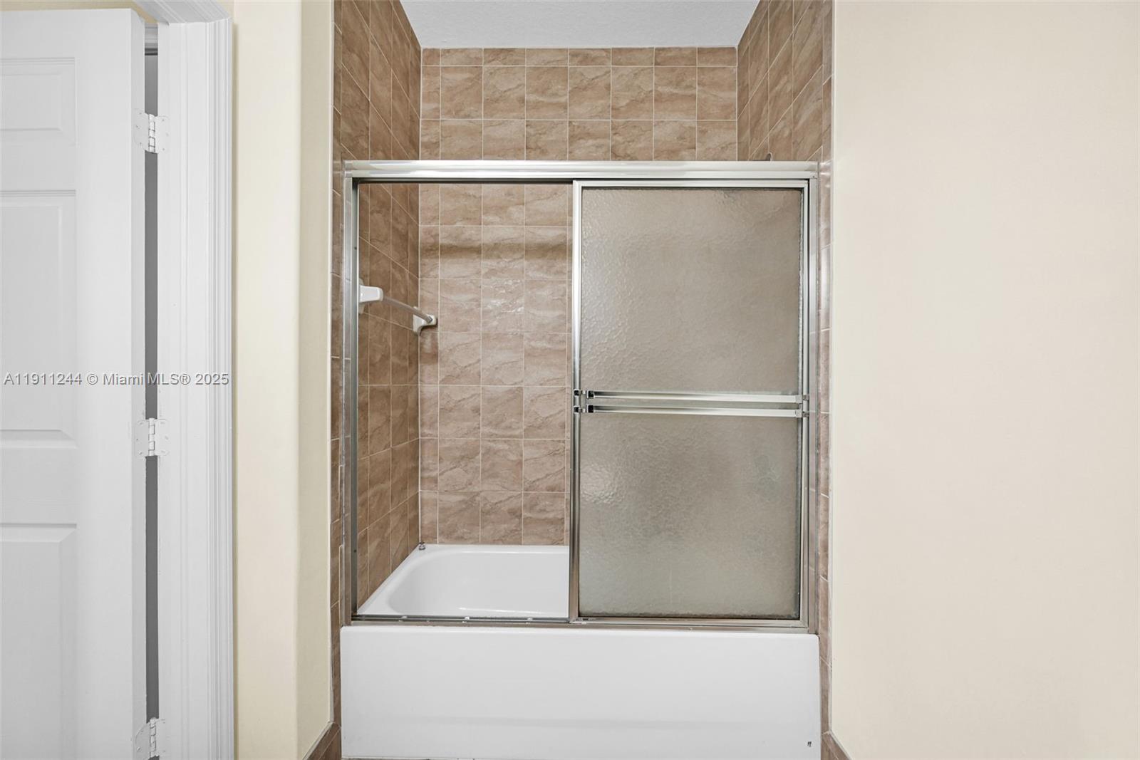 FONTAINBLEAU LAKES COURTY - Residential Lease