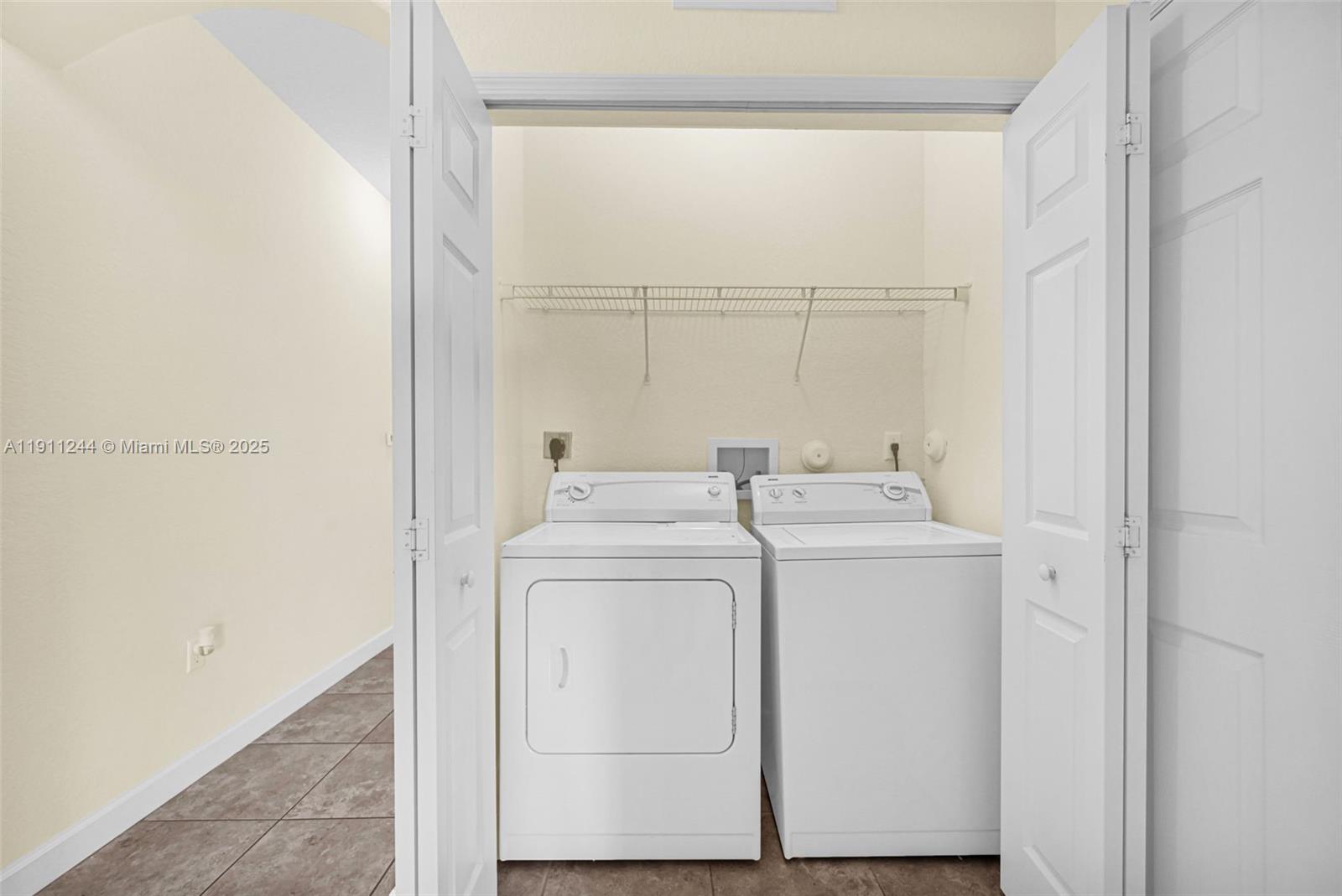 FONTAINBLEAU LAKES COURTY - Residential Lease